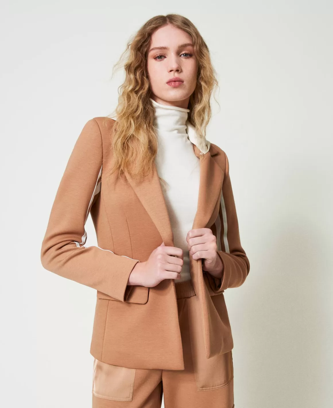 TWINSET Milano Blousons Et Doudounes | Blazers*Blazer En Scuba Avec Capuche Bicolore Caramel Camel/Nacre