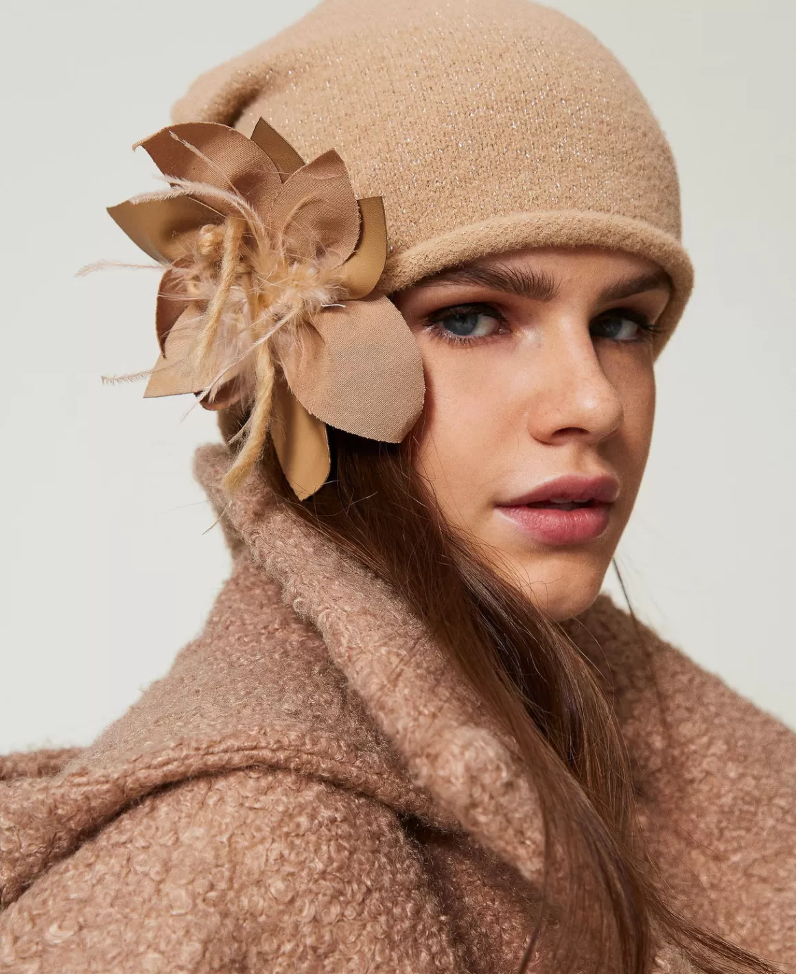 TWINSET Milano Chapeaux*Bonnet En Maille Avec Broche Florale Beige « Sesame »